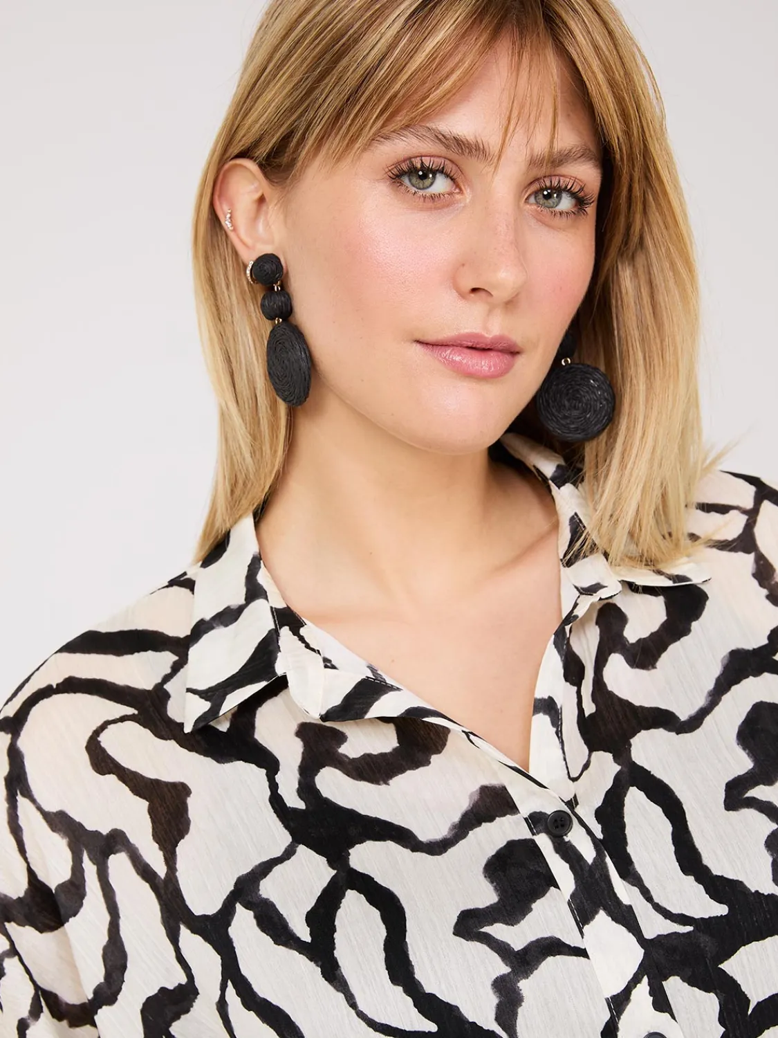 Suzy Shier Tops|Long Sleeve>Abstract Print Crinkle Button-Front Blouse