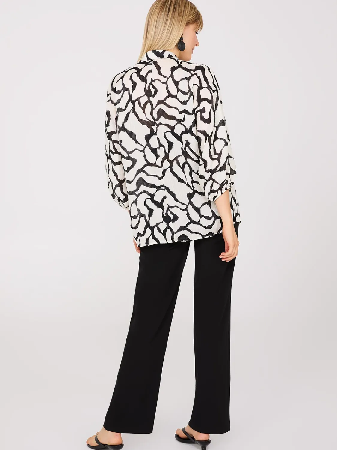 Suzy Shier Tops|Long Sleeve>Abstract Print Crinkle Button-Front Blouse
