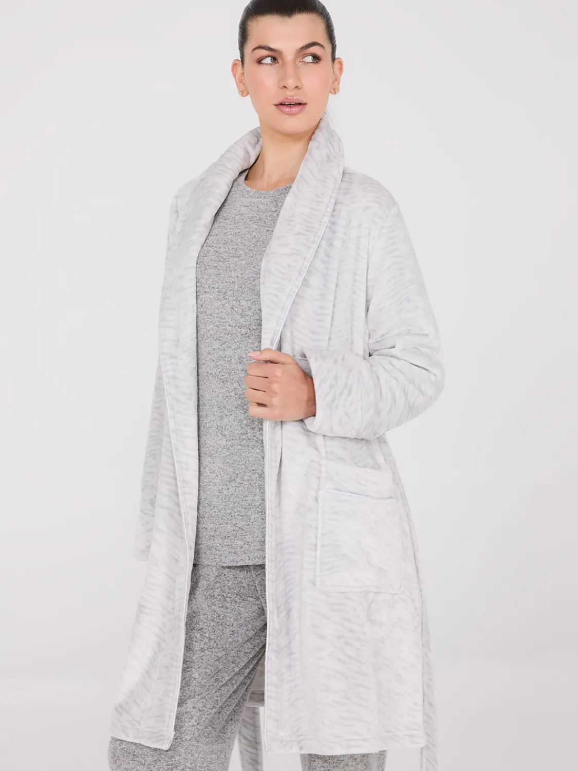 Suzy Shier Lounge & Pjs>Animal Print Plush Robe