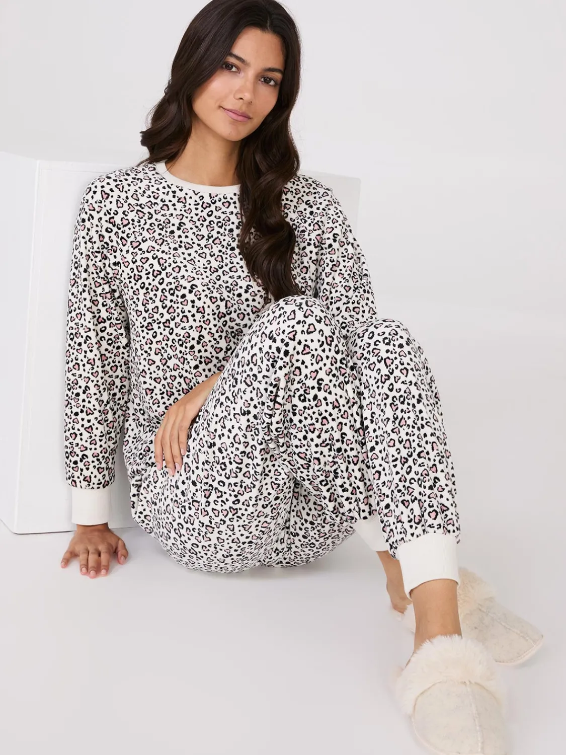 Suzy Shier Lounge & Pjs>Animal Print Velour Pajama Set