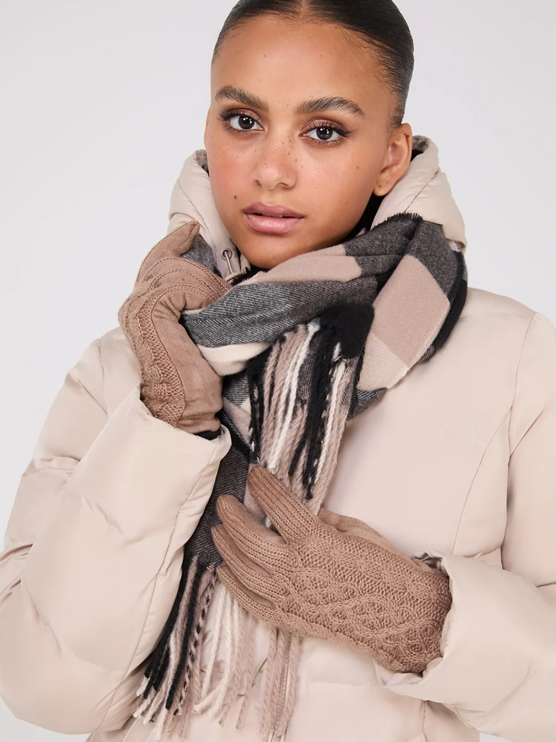 Suzy Shier Hats & Scarves & Gloves>Cable Knit ITouch Gloves