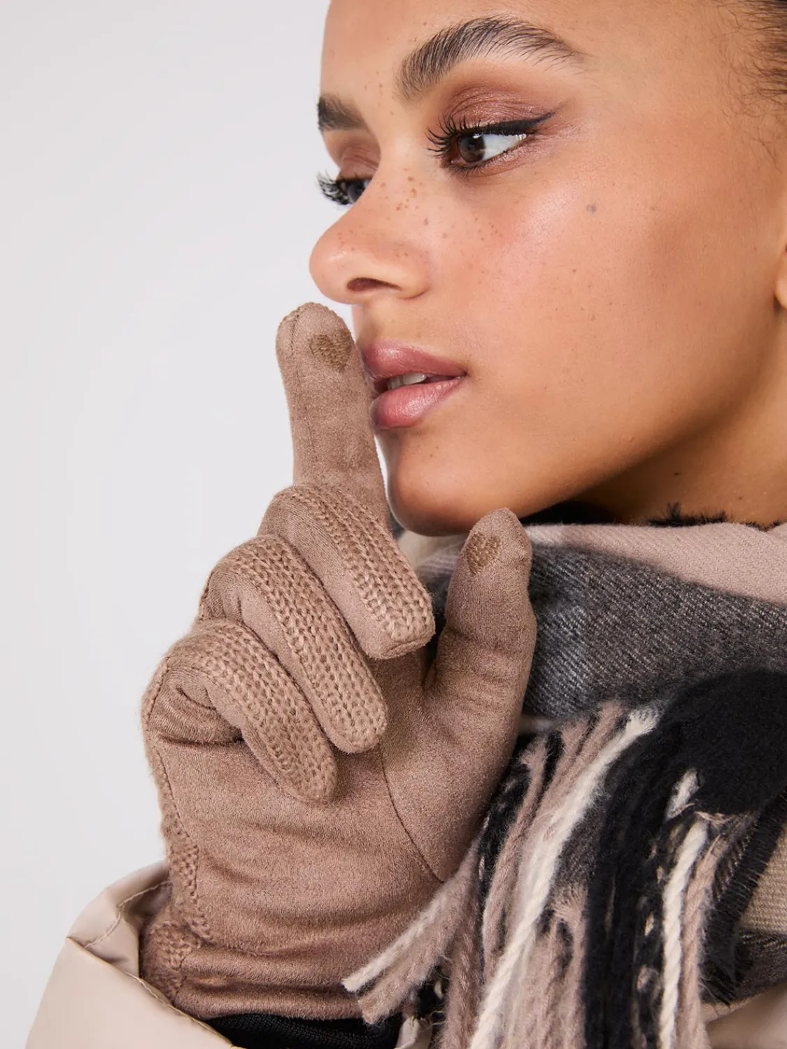 Suzy Shier Hats & Scarves & Gloves>Cable Knit ITouch Gloves