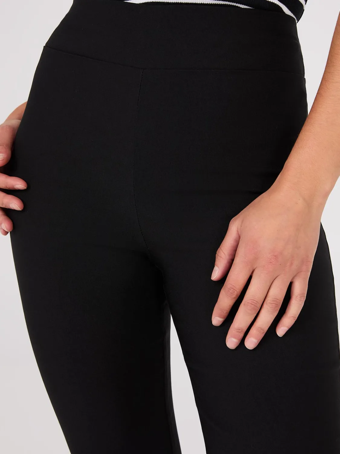 Suzy Shier Pants>Capri Pants With Slit Hem