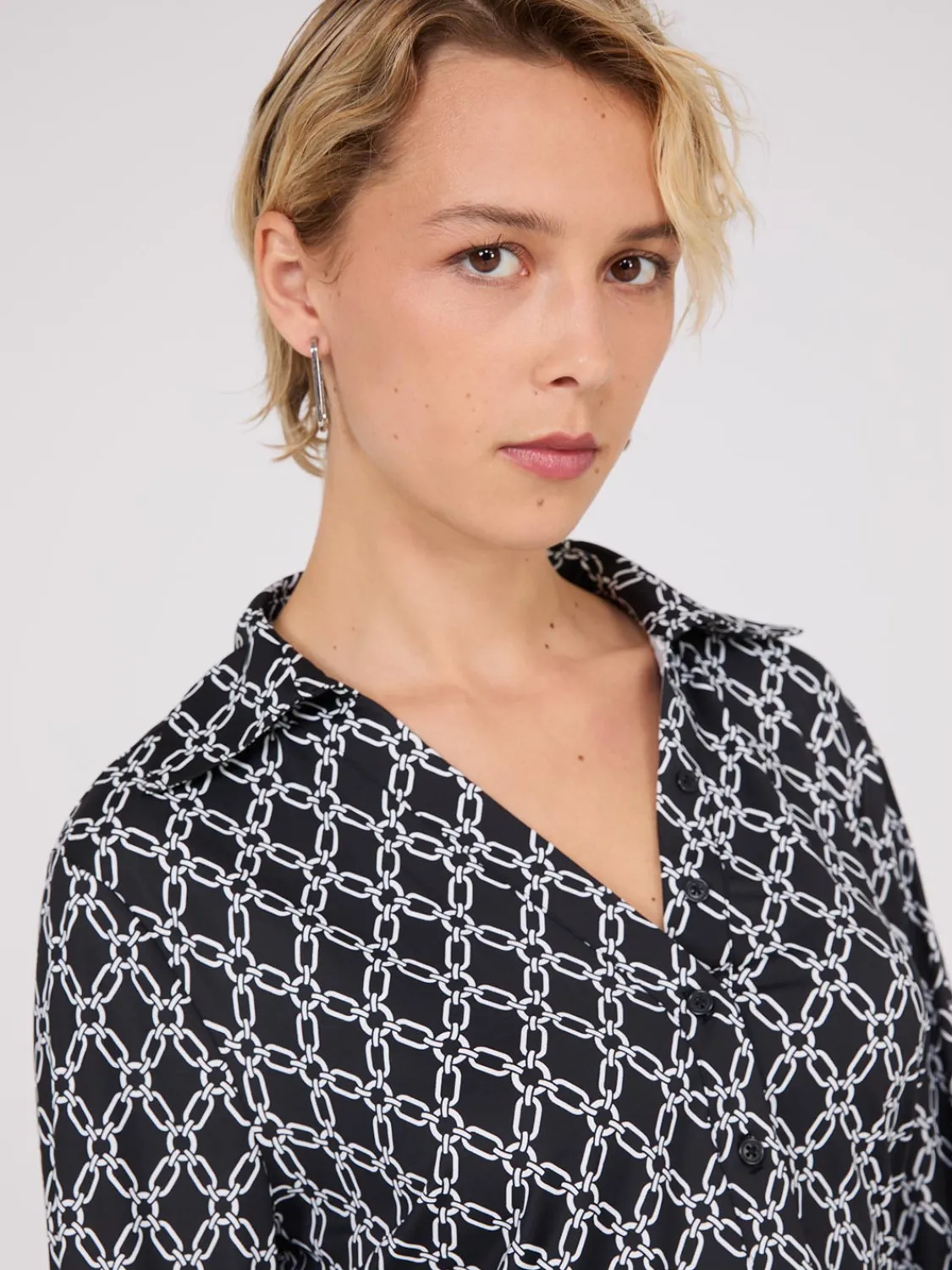 Suzy Shier Tops|Long Sleeve>Chain Print Split Neck Button-Down Blouse