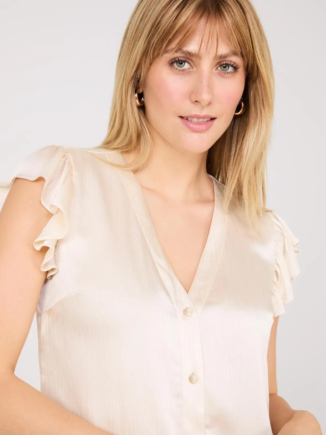 Suzy Shier Tops|Short Sleeve>Crinkle Satin Ruffle Sleeve Button-Front Blouse