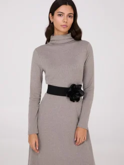 Suzy Shier Belts, Handbags & Shoes>Elastic Stretch Belt With Satin Rose Detail