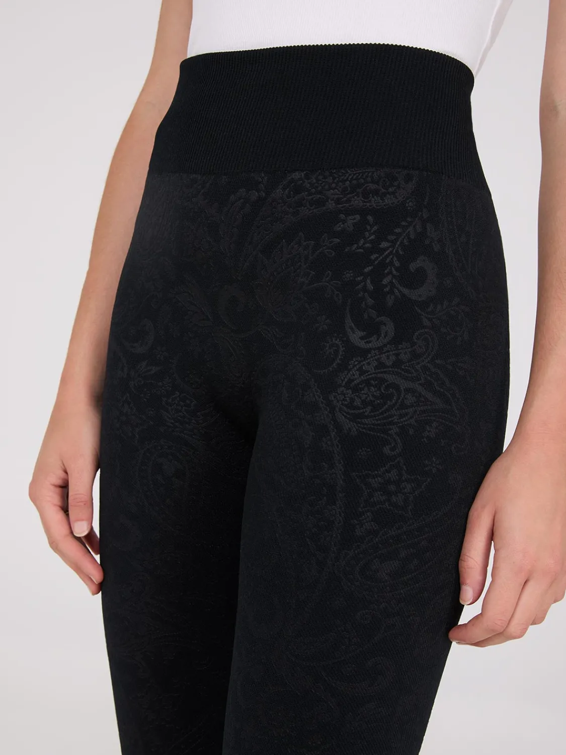 Suzy Shier Leggings & Sweatpants>Embossed Paisley Print Fleece Lined Leggings