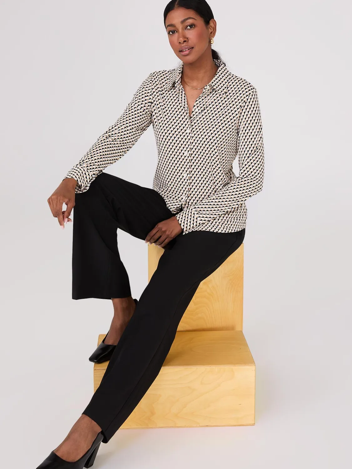 Suzy Shier Tops|Long Sleeve>Geo Print Button-Front Classic Blouse