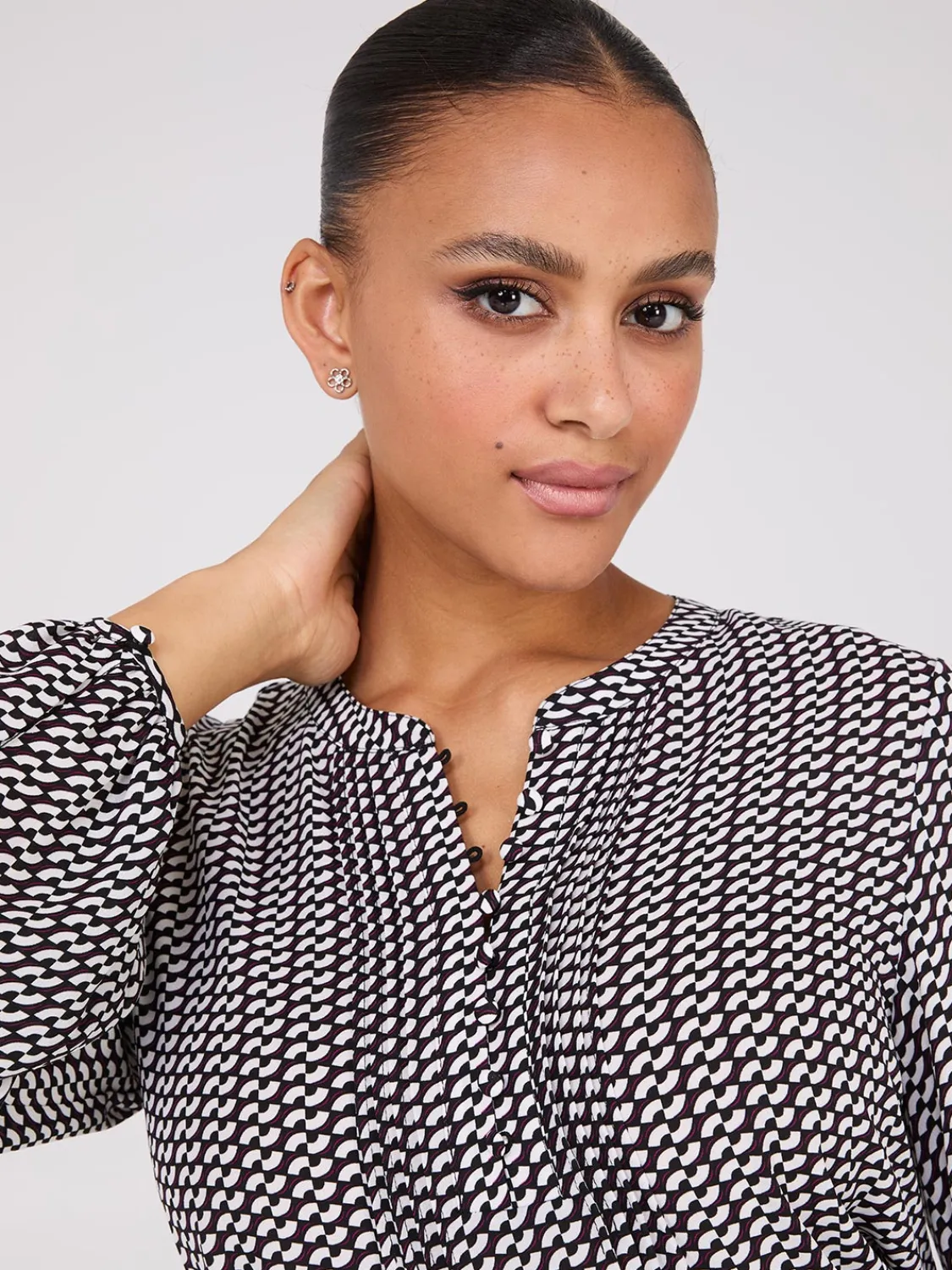 Suzy Shier Tops|Long Sleeve>Geo Print Pintuck Popover Blouse