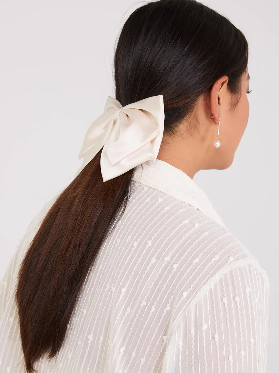 Suzy Shier Hair Accessories>Large Satin Bow Hair Clip