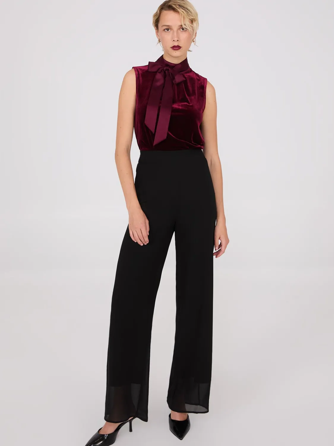 Suzy Shier Sleeveless>Sleeveless Mock Neck Velvet Top