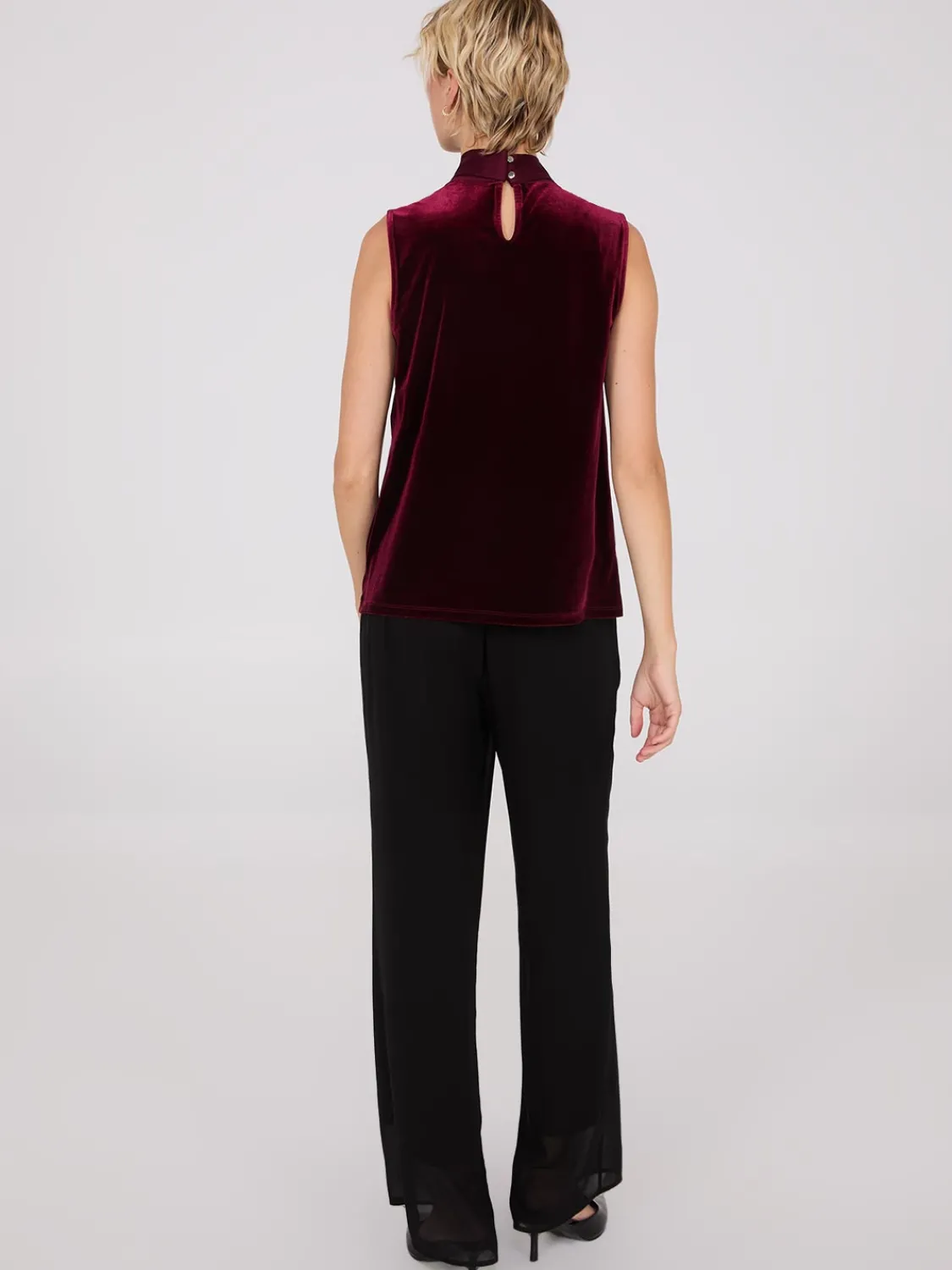 Suzy Shier Sleeveless>Sleeveless Mock Neck Velvet Top