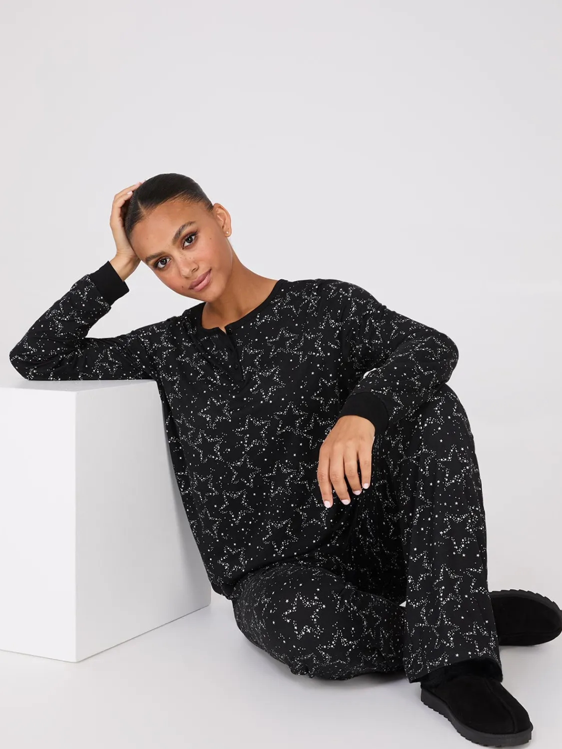 Suzy Shier Lounge & Pjs>Star Print Henley Pajama Set