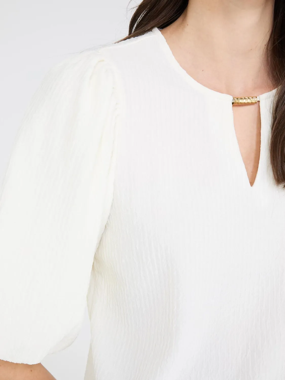 Suzy Shier Tops|Short Sleeve>Textured Jacquard Top With Front Keyhole