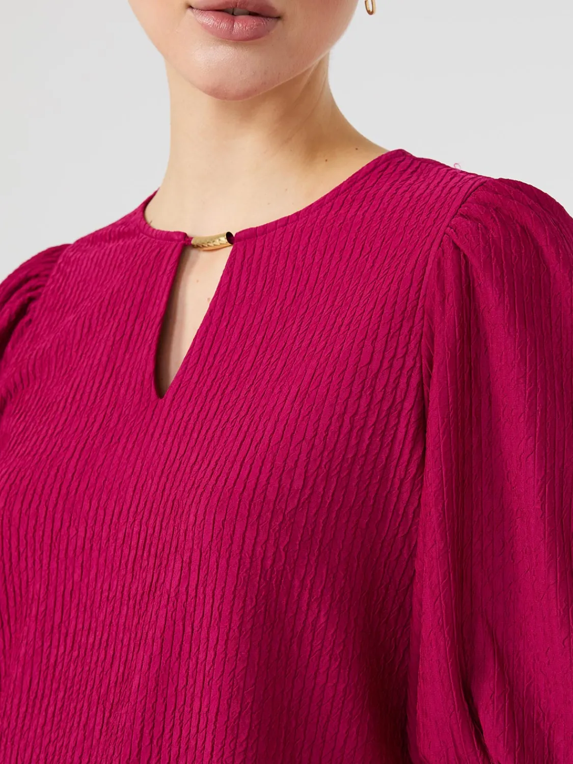 Suzy Shier Tops|Short Sleeve>Textured Jacquard Top With Front Keyhole